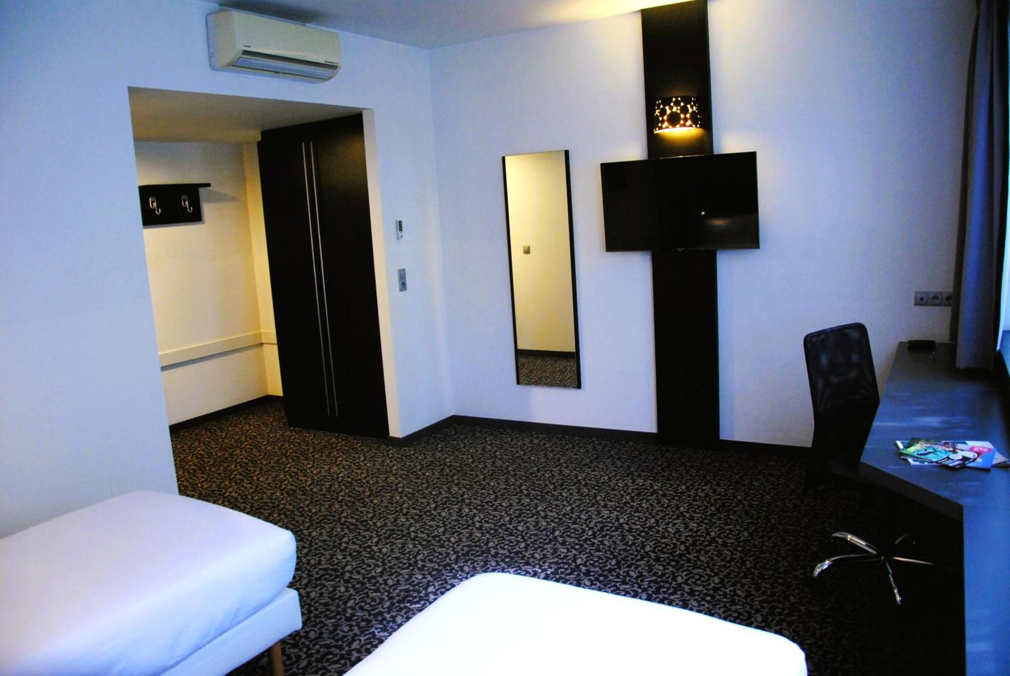 Twin Room,1772907087:JPEG